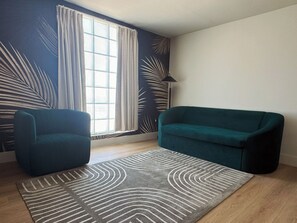 Suite Studio Premium, plusieurs lits, non-fumeurs | Coffres-forts dans les chambres, bureau, rideaux occultants