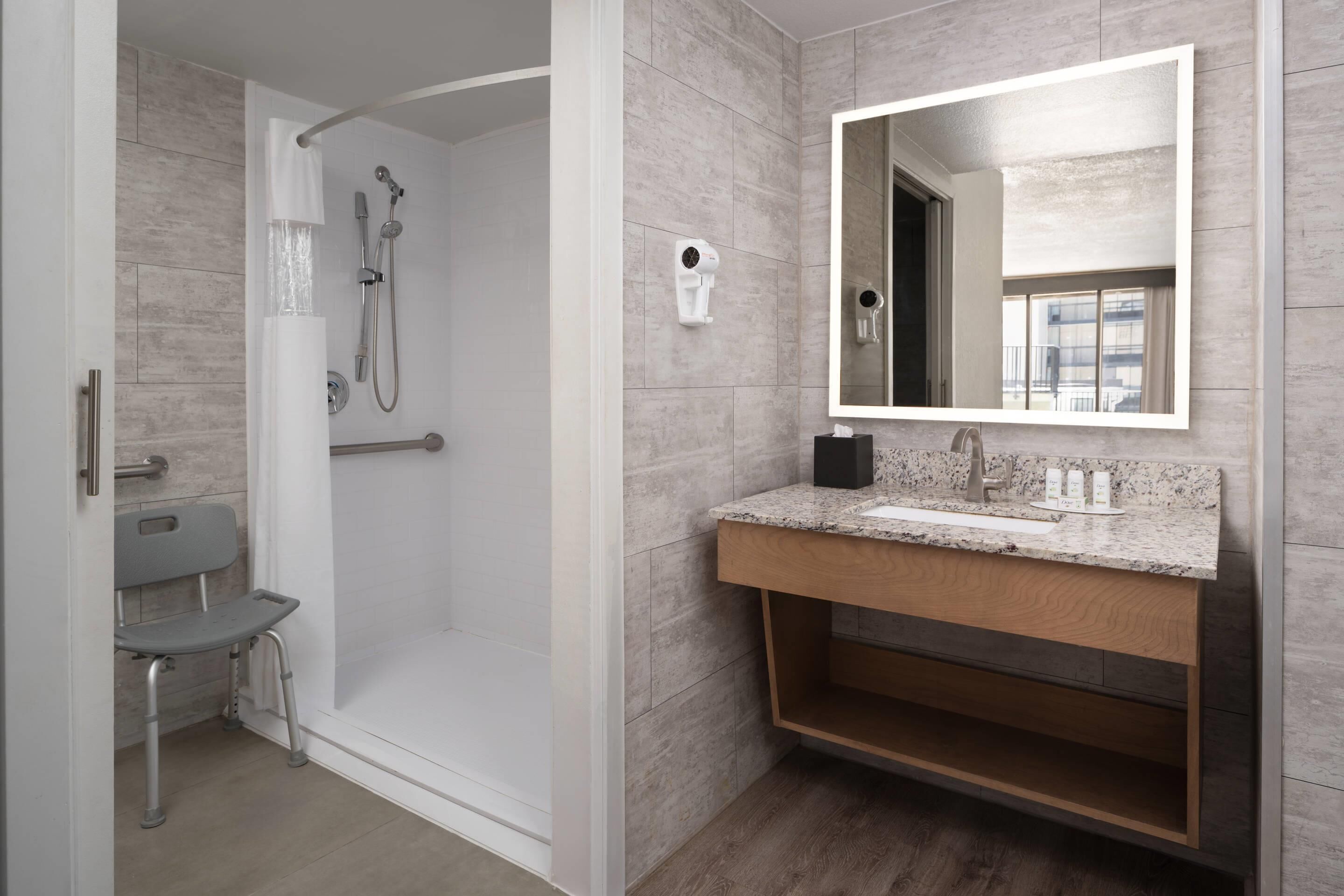 Habitación, 1 cama King size, regadera para personas con discapacidad, para no fumadores | Caja de seguridad en la habitación, escritorio y cortinas blackout 