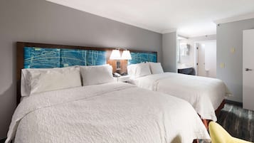 Tabla de planchar con plancha, wifi gratis, ropa de cama y despertador