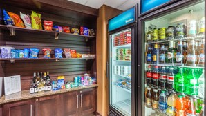 Eine Theke mit verschiedenen Snacks und Getränken.