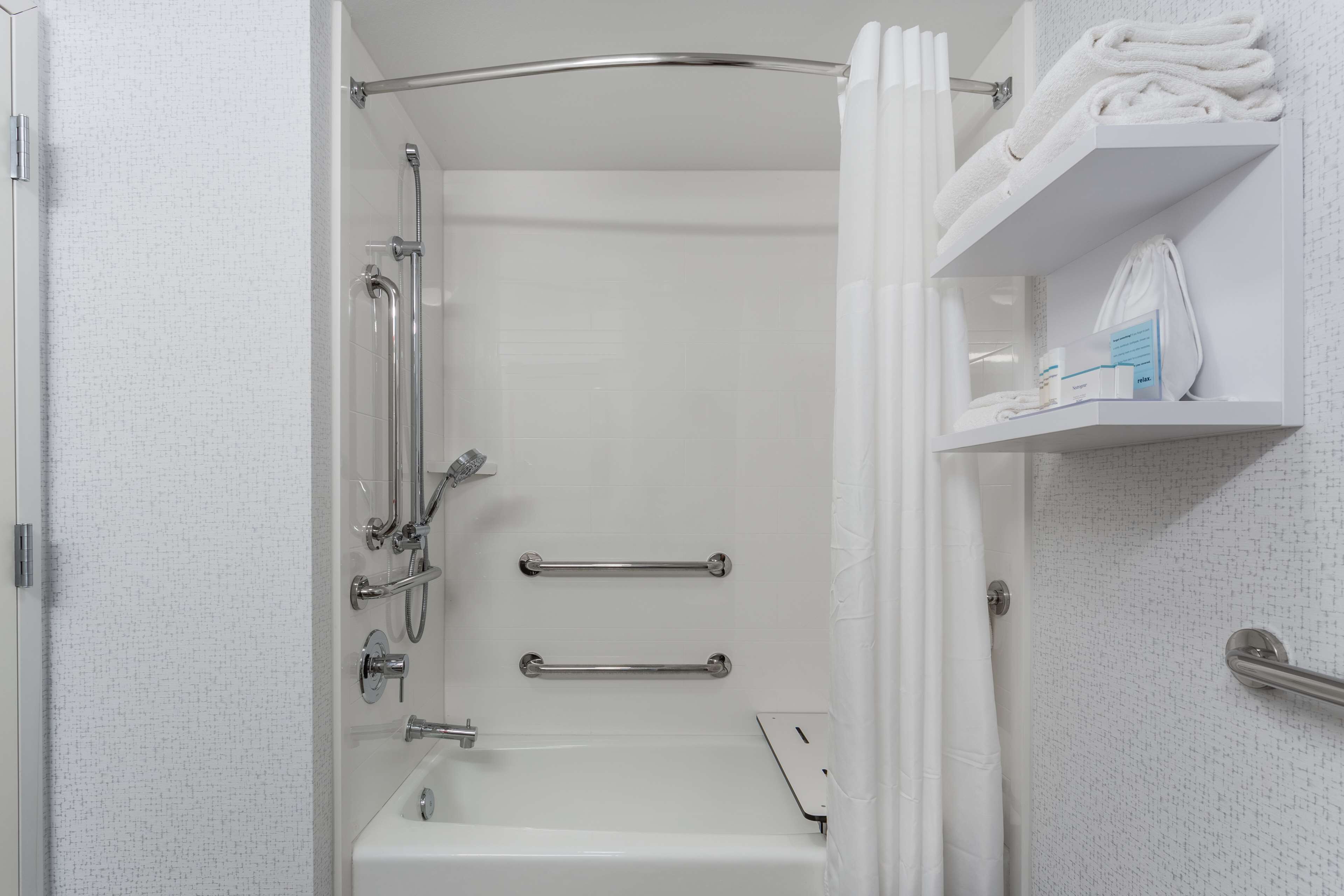 Habitación, 1 cama King size, con acceso para personas discapacitadas, para no fumadores | Baño | Tina y regadera independientes, secadora de cabello, toallas 