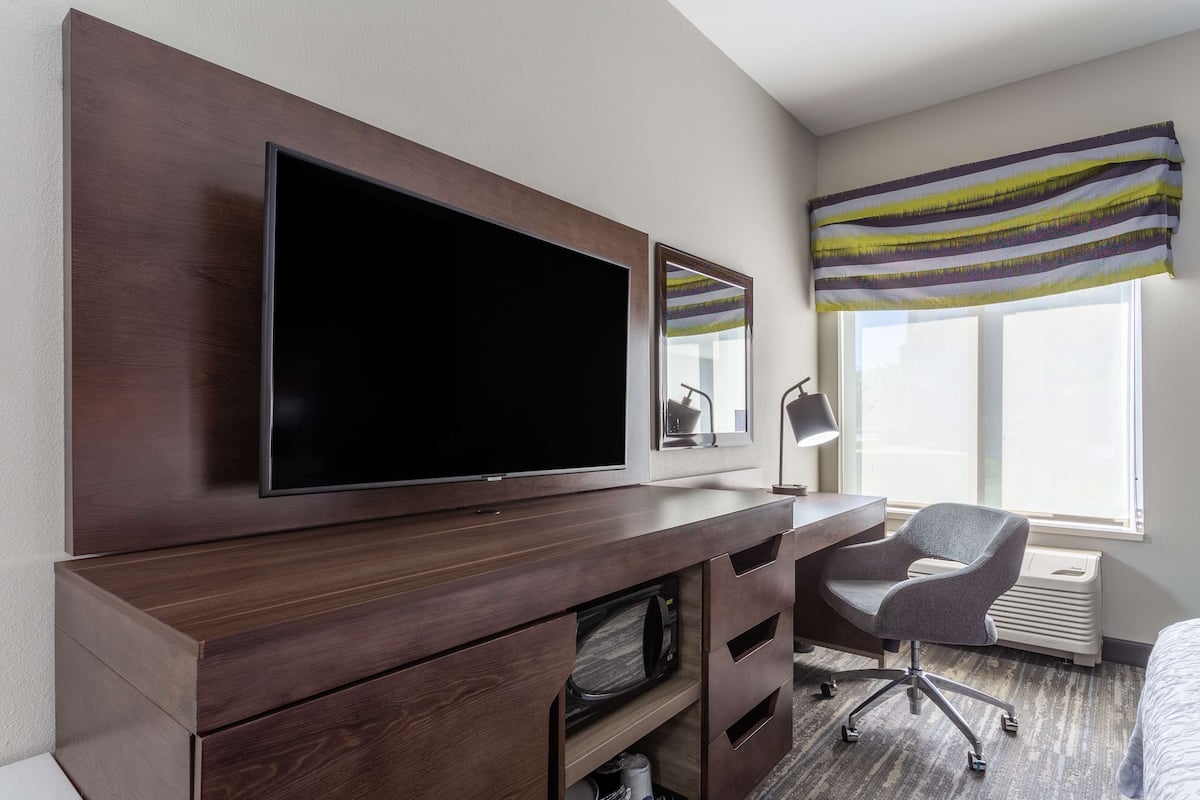 Chambre, 1 trÚs grand lit, accessible aux personnes à mobilité réduite, non-fumeur