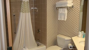 Un baño con ducha, inodoro y lavabo.
