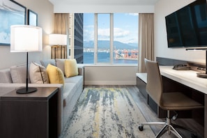 Suite, 1 très grand lit et 1 canapé-lit, vue port | Coin séjour