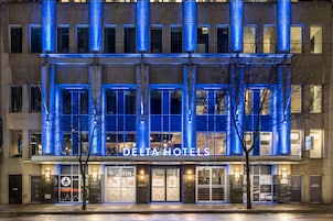 Un edificio moderno con un llamativo letrero de "Delta Hotels".
