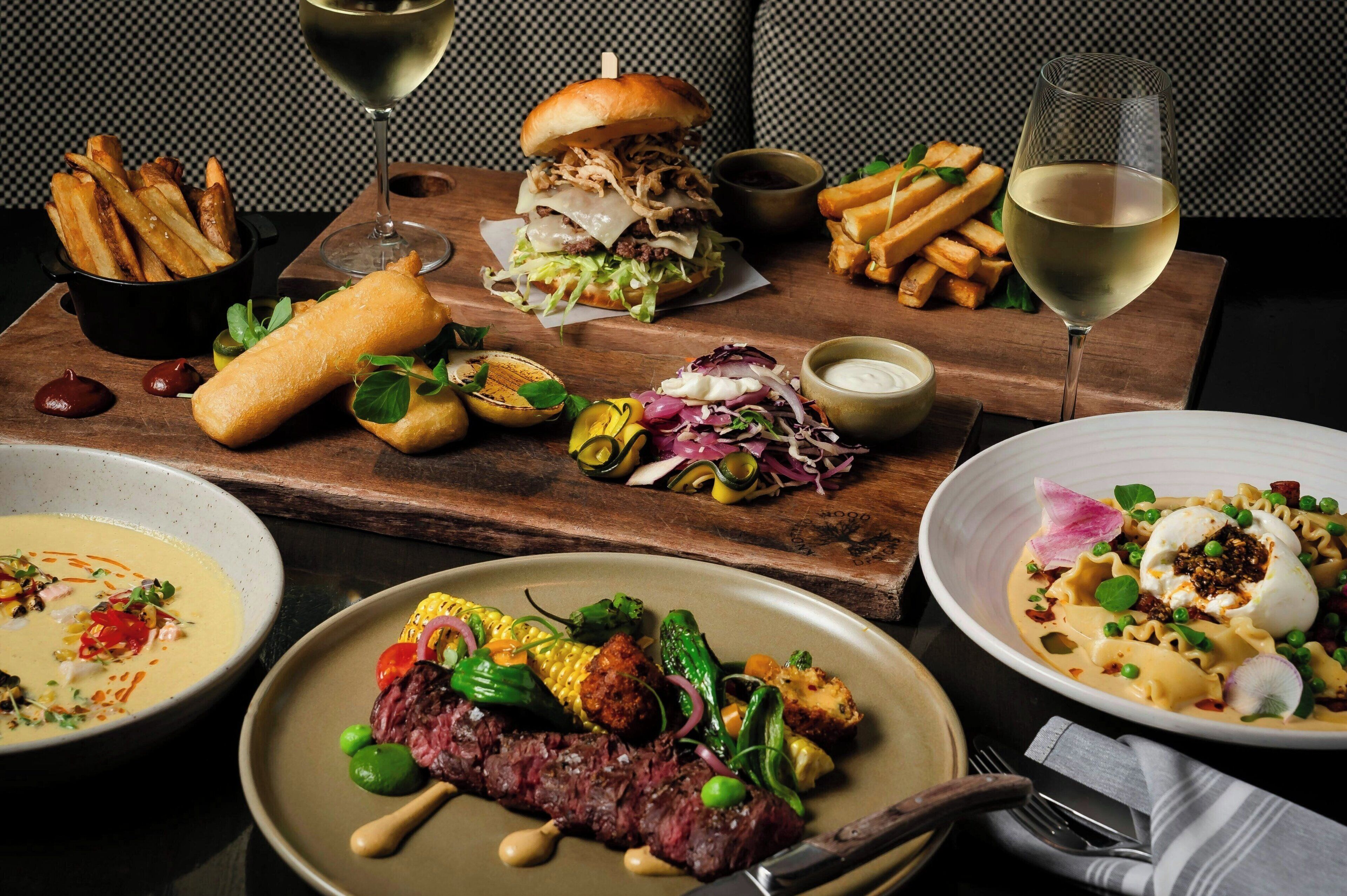 On y trouve une variété de plats, notamment un hamburger, des frites et un steak, ce qui laisse supposer qu’il s’agit d’un restaurant.