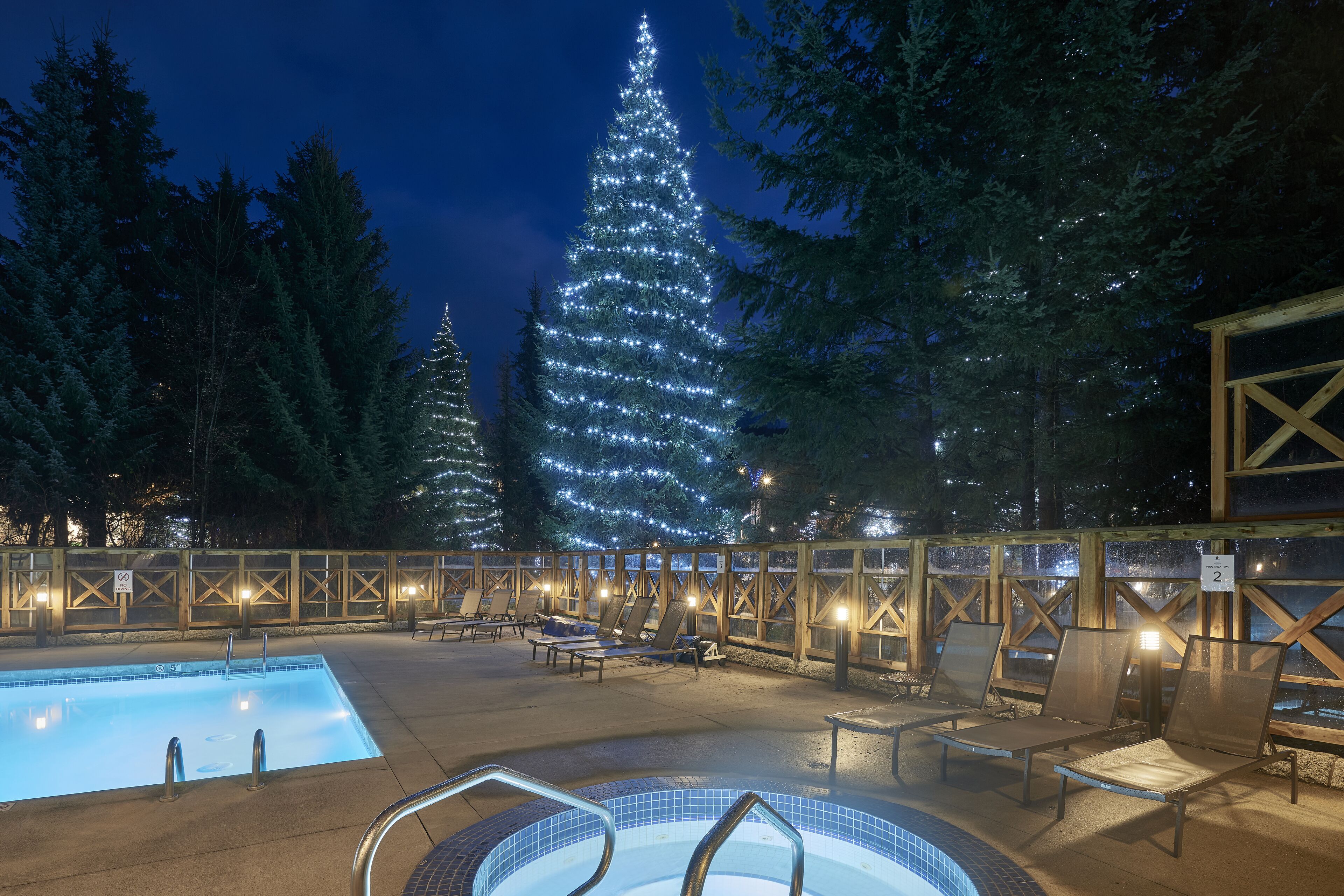 outdoor pool, open 7:00 am to 10:00 pm, pool umbrellas