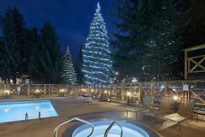 Outdoor pool, open 7:00 AM to 10:00 PM, pool umbrellas - Delta Hotels by Marriott Whistler Village Suites (Whistler)