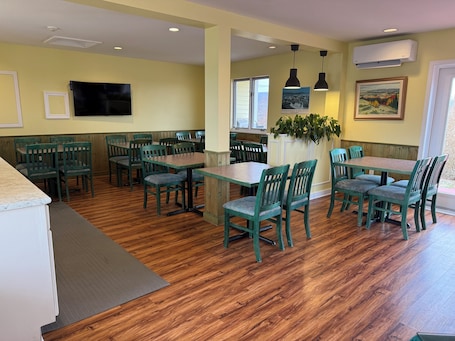 Free daily continental breakfast. Annapolis Royal Inn & Suites