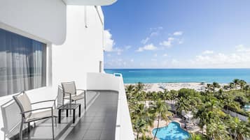 Habitación Deluxe, 1 cama de matrimonio grande, vistas parciales al mar | Vistas desde la habitación