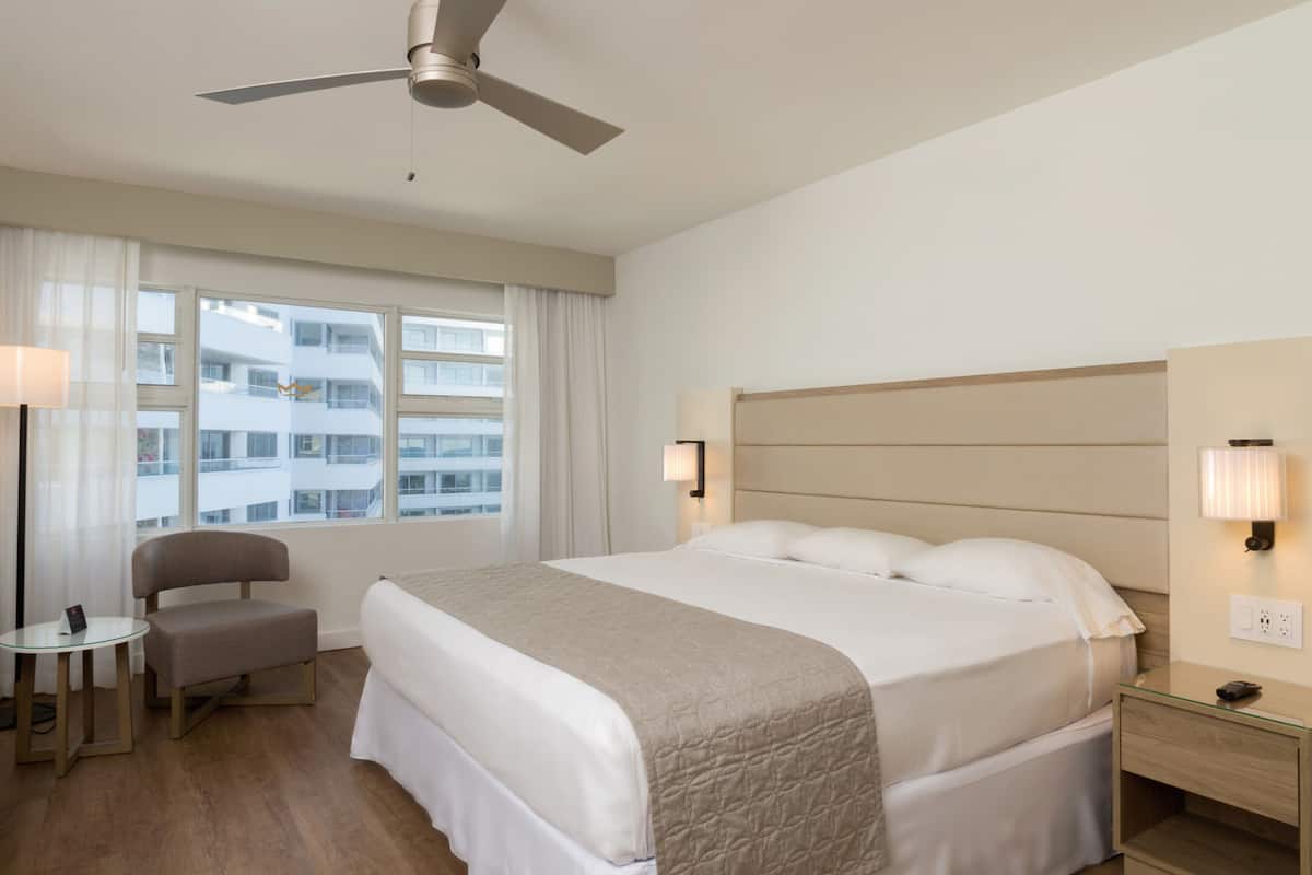 Egyptian cotton sheets, premium bedding, in-room safe, desk