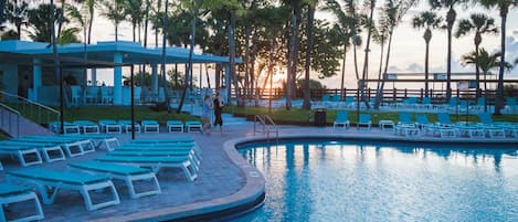 Una piscina al aire libre, tumbonas