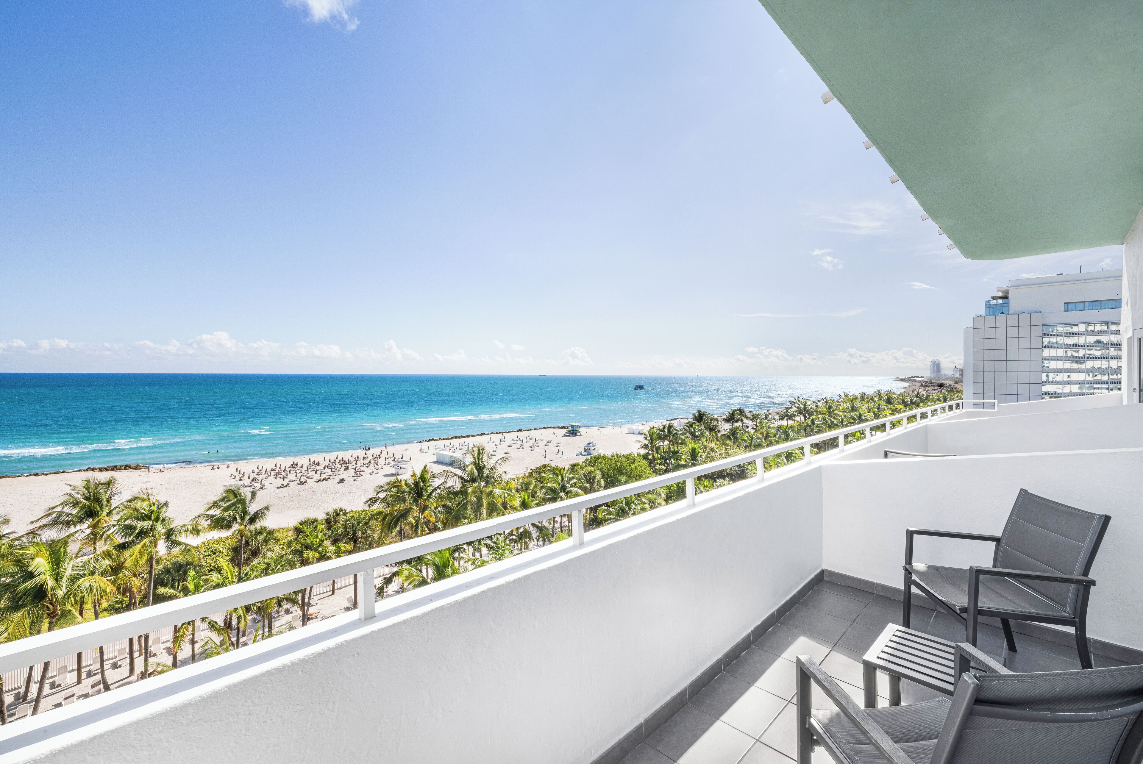 Een balkon met uitzicht op een strand en de oceaan.