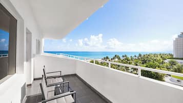 Habitación Deluxe, vistas parciales al mar (Double Beds) | Terraza o patio