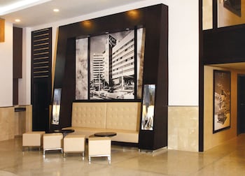 Sitting area in hotel lobby at Hotel Riu Plaza Miami Beach