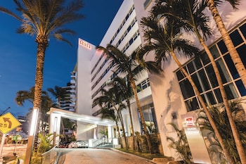Hotel entrance at Hotel Riu Plaza Miami Beach