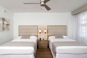 Egyptian cotton sheets, premium bedding, in-room safe, blackout drapes at Hotel Riu Plaza Miami Beach