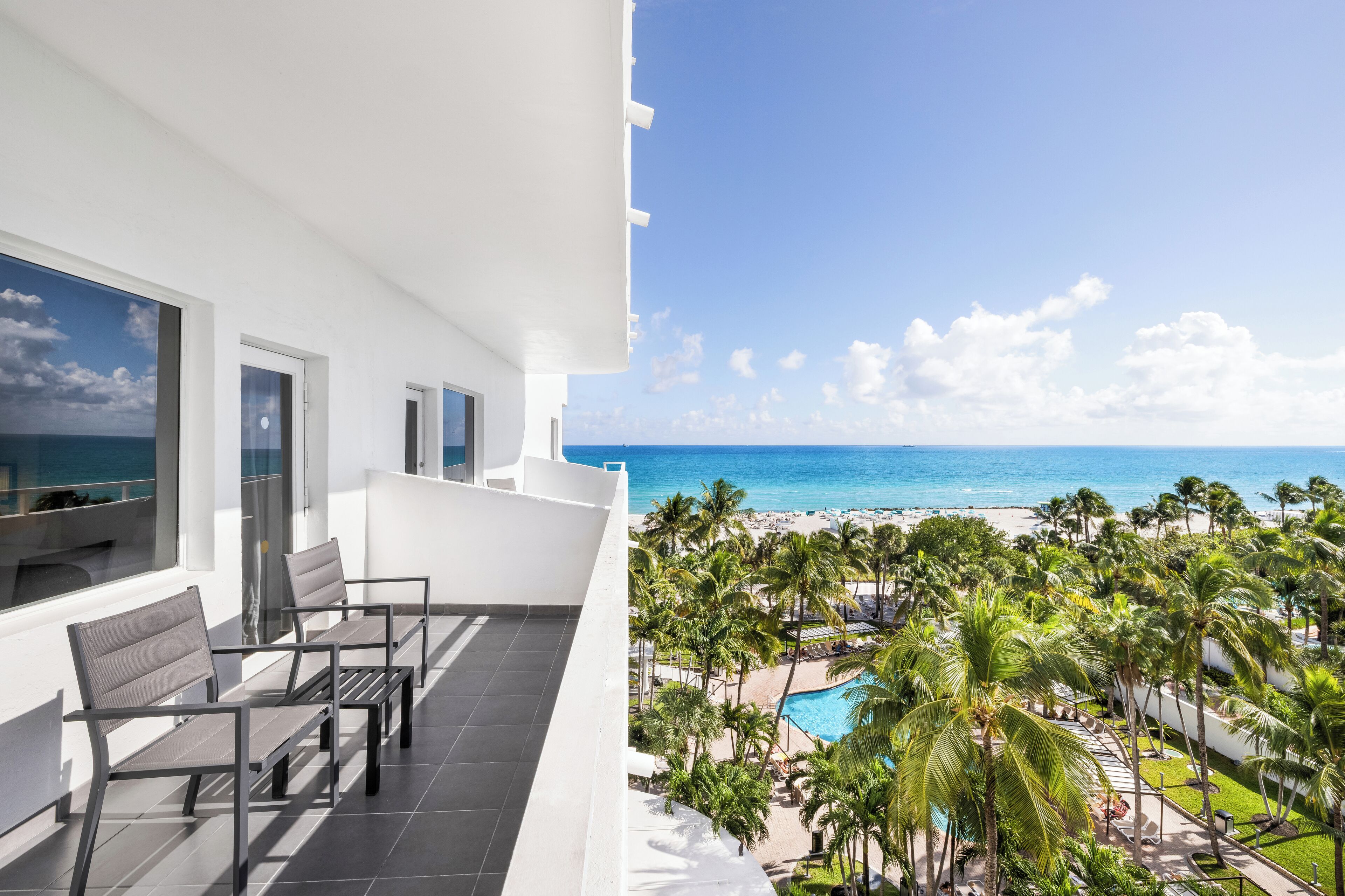 Deluxe-værelse - delvis havudsigt (Double Beds) | Terrasse/gårdhave