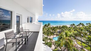 A balcony with a view of the beach and pool area. - Hotel Riu Plaza Miami Beach (Miami Beach)
