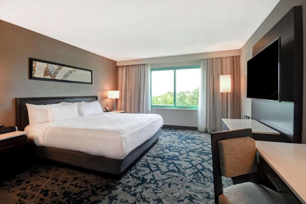 Premium bedding, in-room safe, desk, blackout curtains