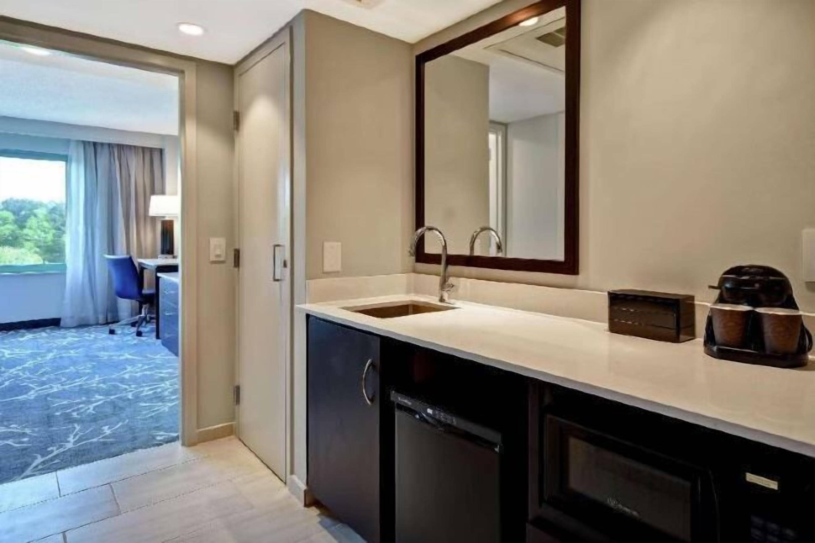 Private kitchen | Fridge, microwave, coffee/tea maker