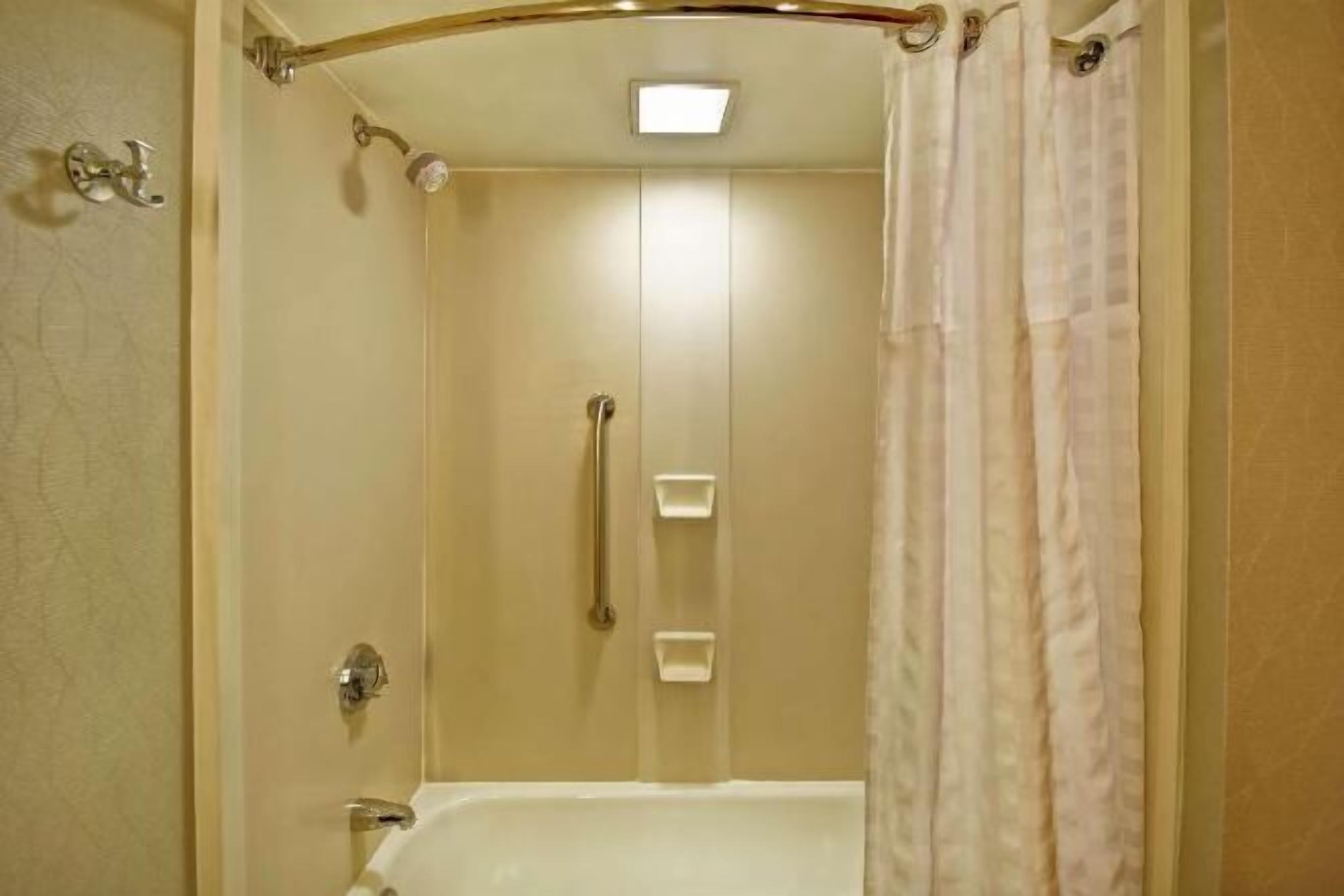 وحدات دش مع أحواض استحمام، مستلزمات مجانية للعناية الشخصية، مجففات شعر