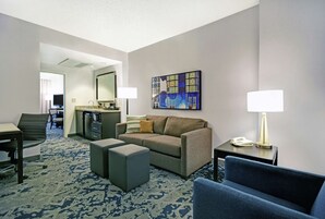 32-英寸液晶电视（配备有线频道）、电视、游戏机