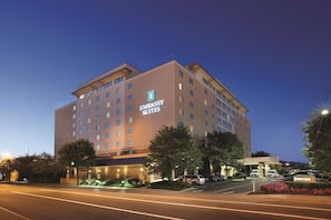 Un immeuble à plusieurs étages portant une enseigne indiquant « Embassy Suites ».