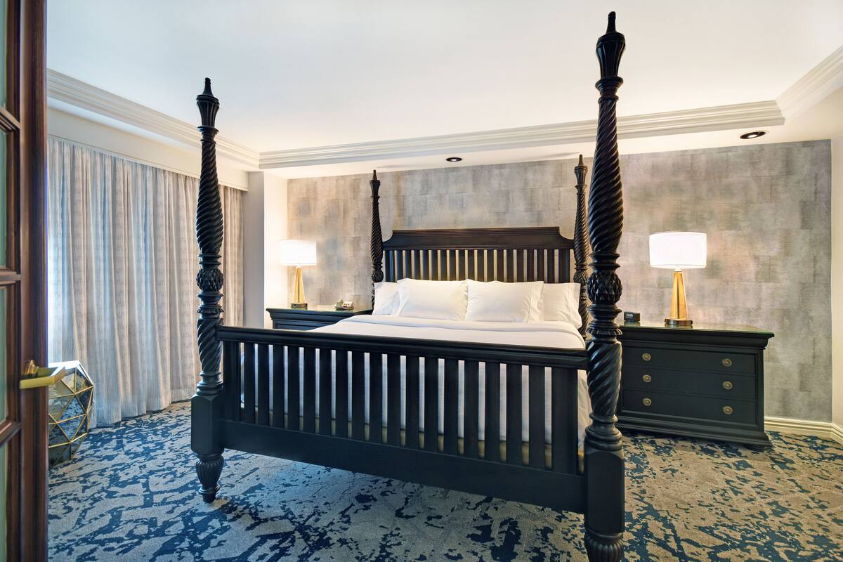 presidential suite, 1 king bed | 1 bedroom, hypo-allergenic bedding, in-room safe, desk