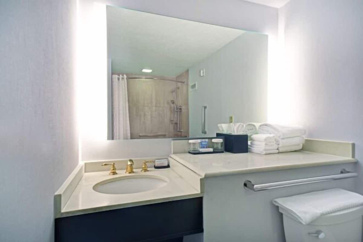 Bathroom | Free toiletries, hair dryer, bathrobes, towels