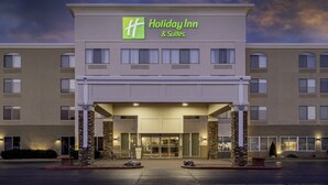 Edificio di un Holiday Inn & Suites con facciata moderna, ampio ingresso e parcheggio.