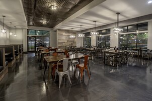 Se sirven desayunos, almuerzos y cenas; cocina americana