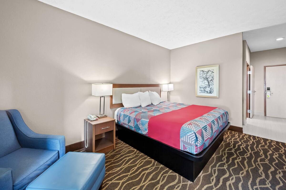 Room, 1 King Bed, Accessible, Non Smoking | Desk, iron/ironing board, rollaway beds (surcharge), WiFi (free)