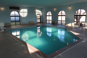 Kolam renang indoor