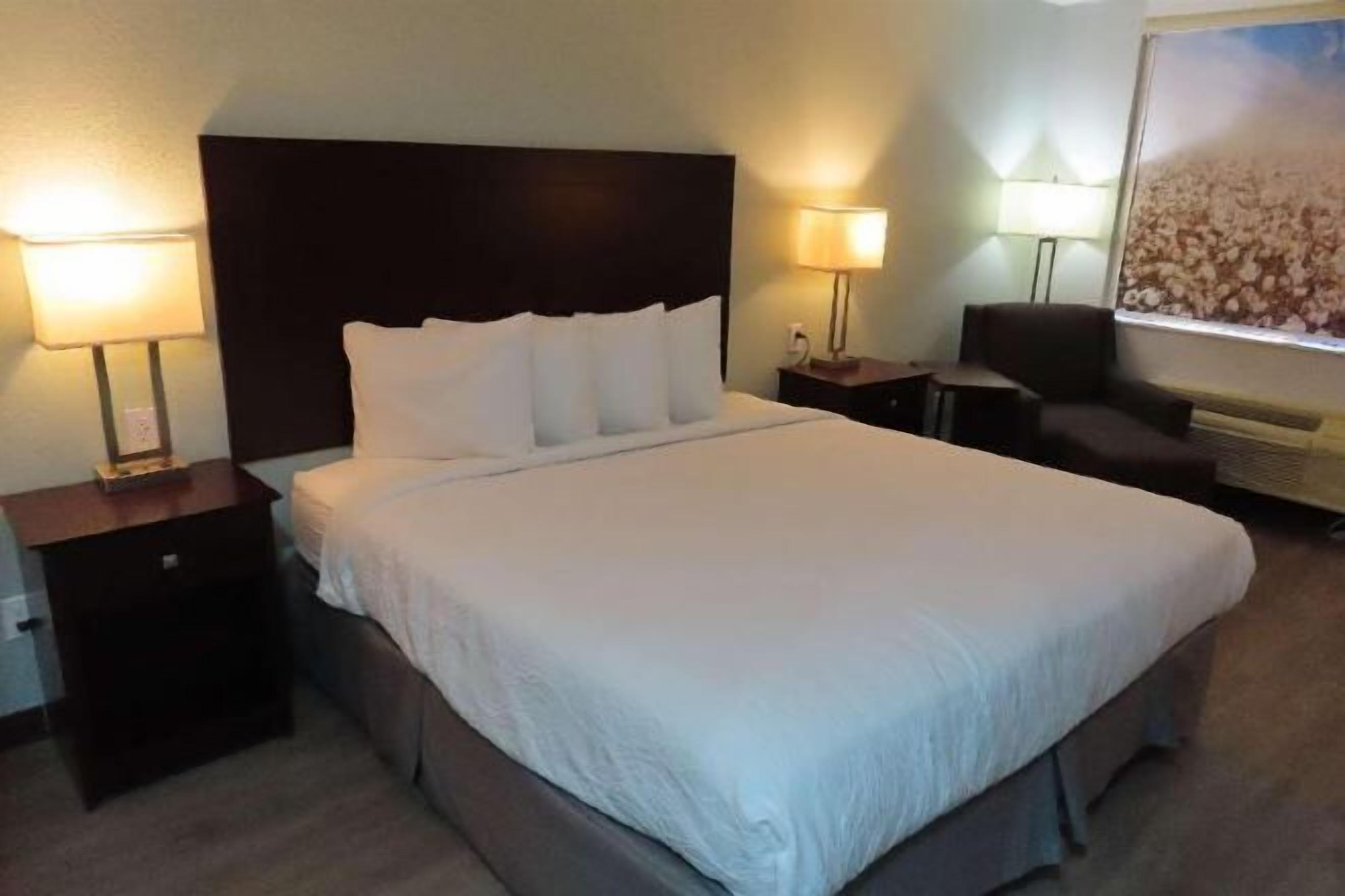 Cofres nos quartos, escrivaninha, ferros/tábuas de passar roupa