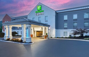 Edificio de Holiday Inn Express con entrada cubierta y señalización clara.