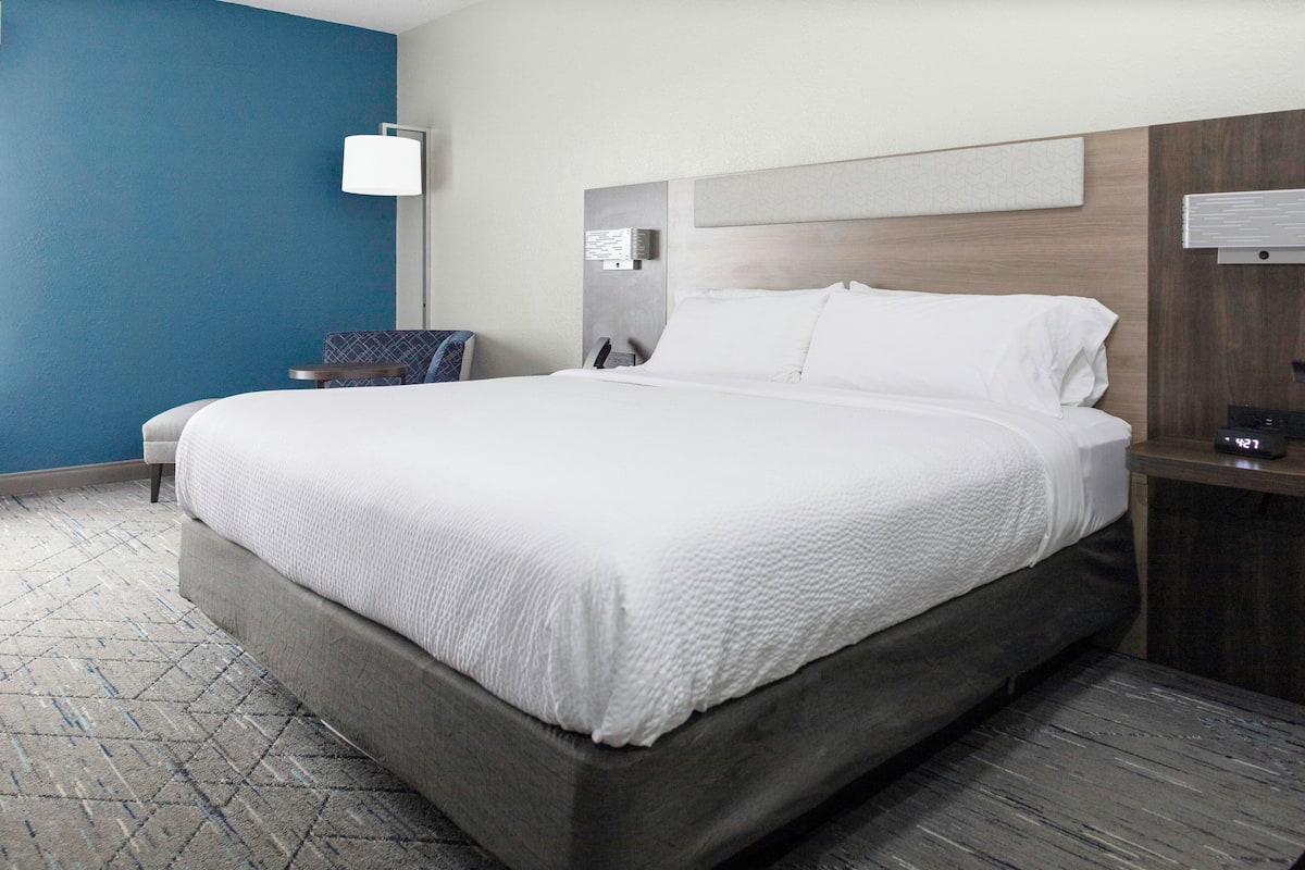 Standard Room, 1 King Bed | In-room safe, desk, iron/ironing board, cribs (free)
