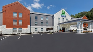 A Holiday Inn Express building with a parking lot in front. - Holiday Inn Express & Suites Kimball by IHG (South Pittsburg)