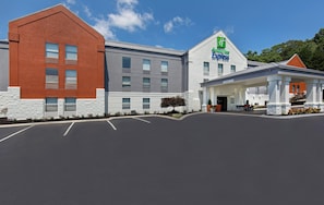 A Holiday Inn Express building with a parking lot in front. - Holiday Inn Express & Suites Kimball by IHG (South Pittsburg)