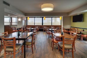 Café da manhã com buffet grátis todos os dias