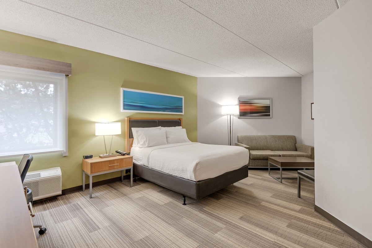 Room, 1 Queen Bed with Sofa bed, Accessible (Accessible Tub) | 1 bedroom, premium bedding, desk, laptop workspace