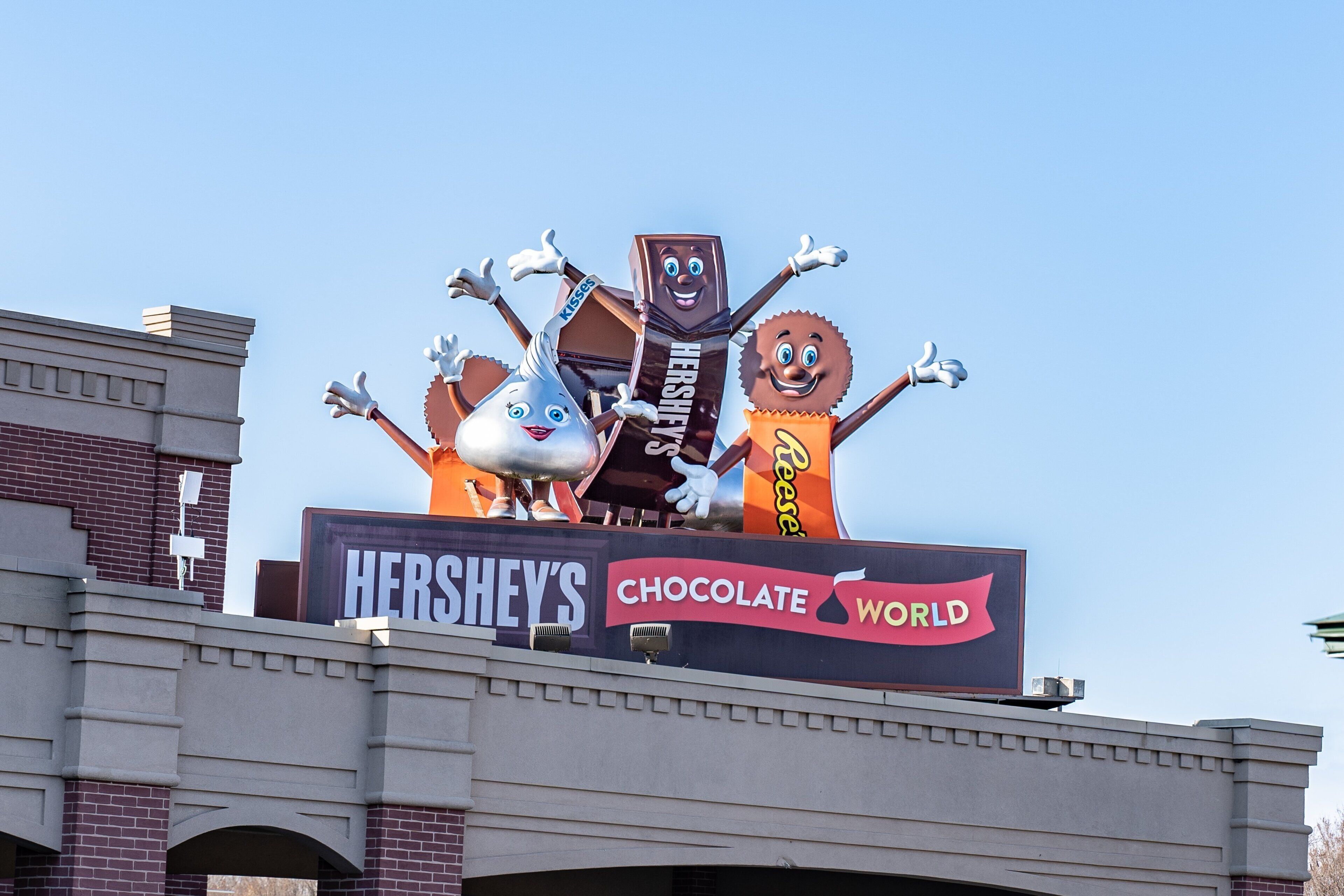 Letrero de Hershey's Chocolate World con personajes de barra de chocolate.