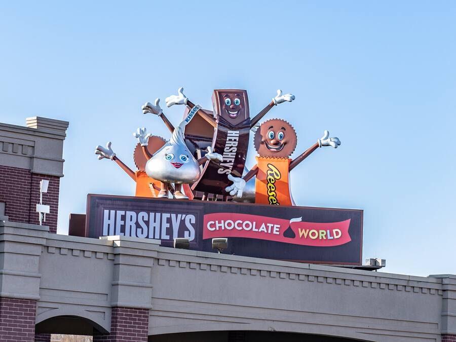 Letrero de Hershey's Chocolate World con personajes de barra de chocolate.