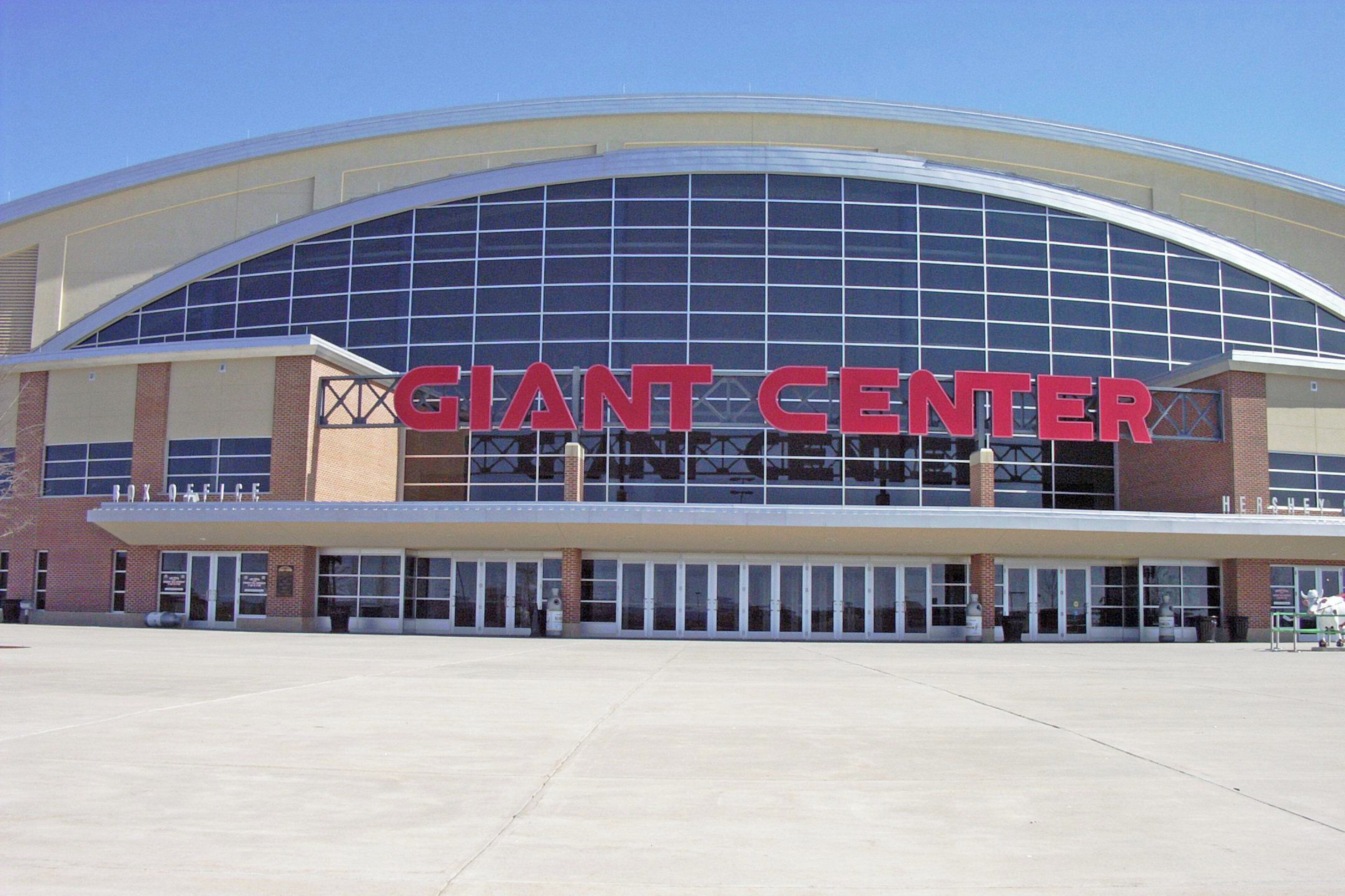 Un edificio grande con un cartel llamativo que dice 'GIANT CENTER'.