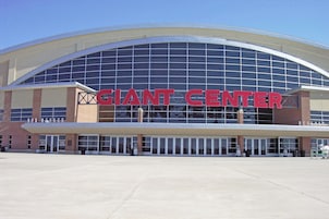 Un edificio grande con un cartel llamativo que dice 'GIANT CENTER'.