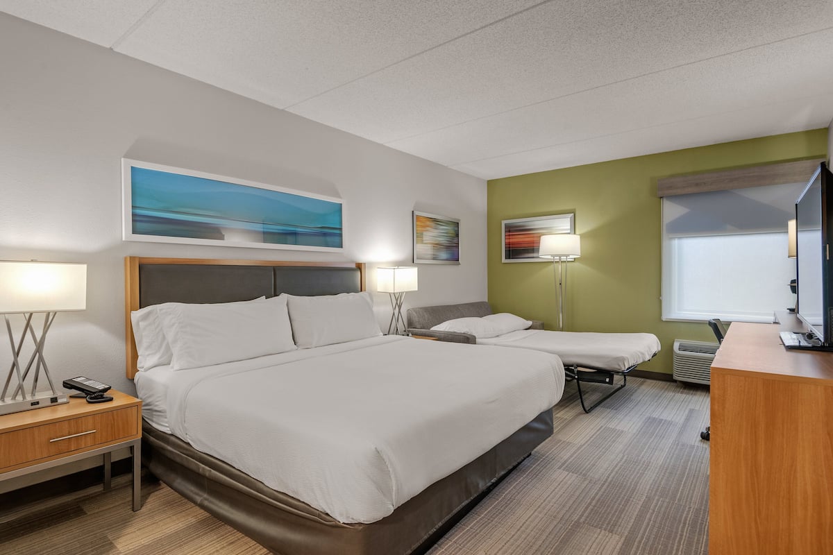 1 bedroom, premium bedding, desk, laptop workspace