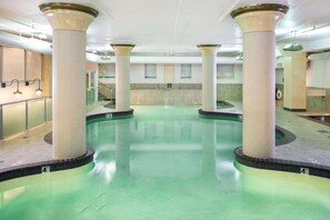 Una piscina cubierta