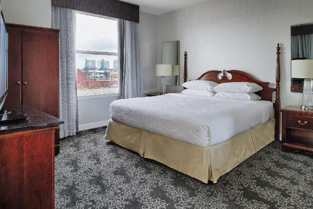 Premium bedding, in-room safe, desk, blackout drapes