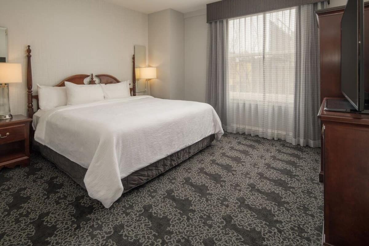 Premium bedding, in-room safe, desk, blackout drapes