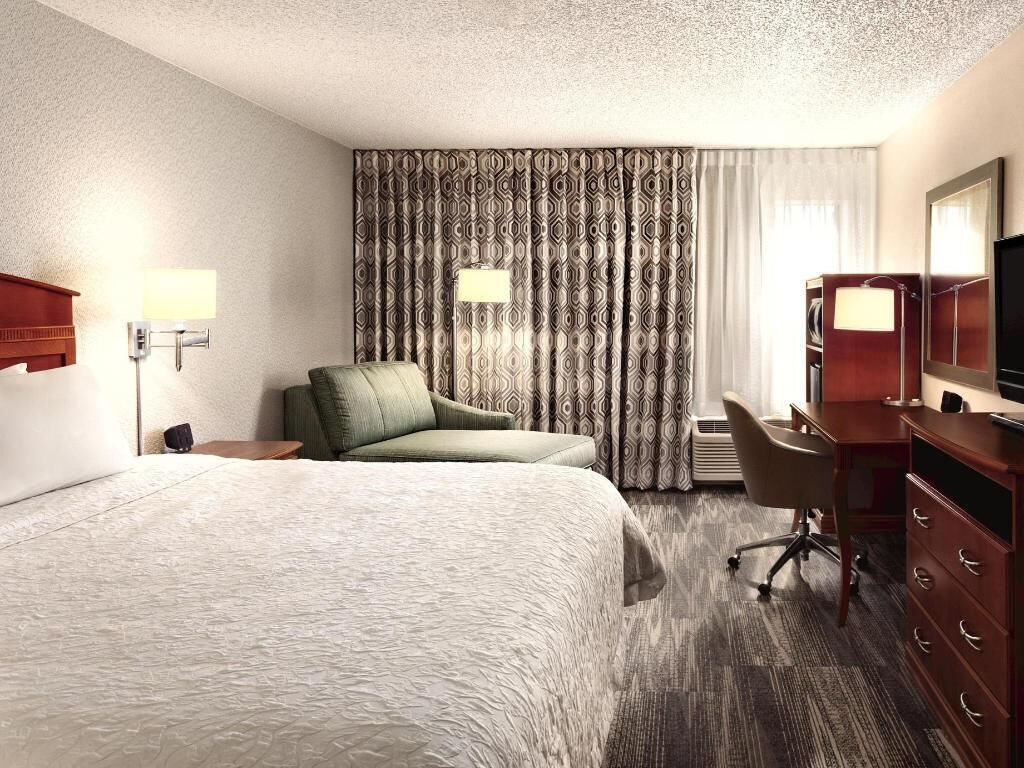 Cofres nos quartos, escrivaninha, espaço de trabalho para notebook